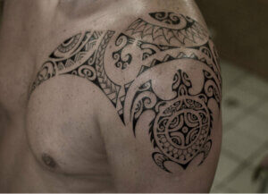 Polinesia Francese Tahiti Mana’o Tatoo Studio Realizzazione di tatuaggio tipico