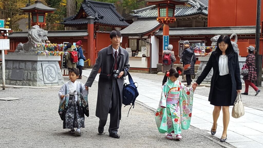 Famiglia giapponese festeggia lo Shichi Go San al santuario Futarasan Jinja di Nikko