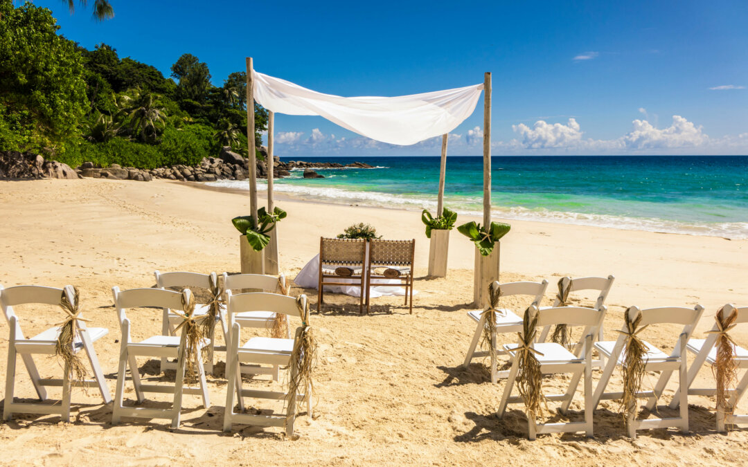 Fiori e bouquet per un matrimonio tropical chic alle Seychelles