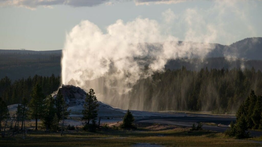 White-Dome-Geyser-Yellowstone-United-States-jonathan-larson