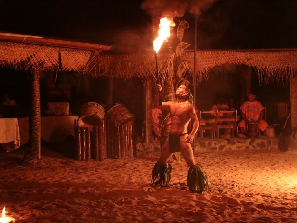 3.Tiki Village – Polynesian Show (18)