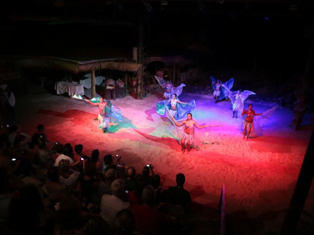 3.Tiki Village – Polynesian Show (8)